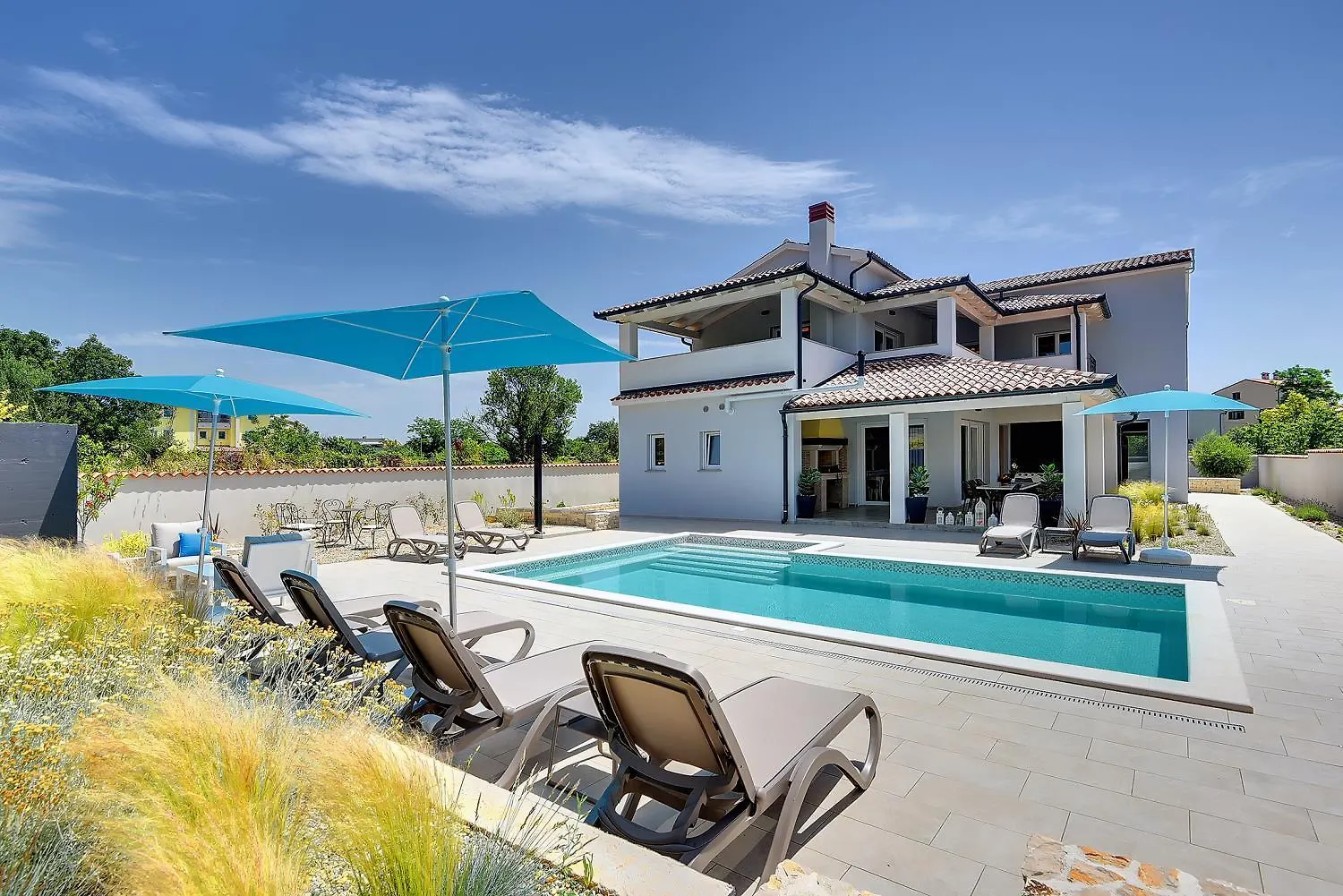 Holiday home Villa Mit Privatem Pool, Eigener Crossfit-Halle, Billard Premantura
