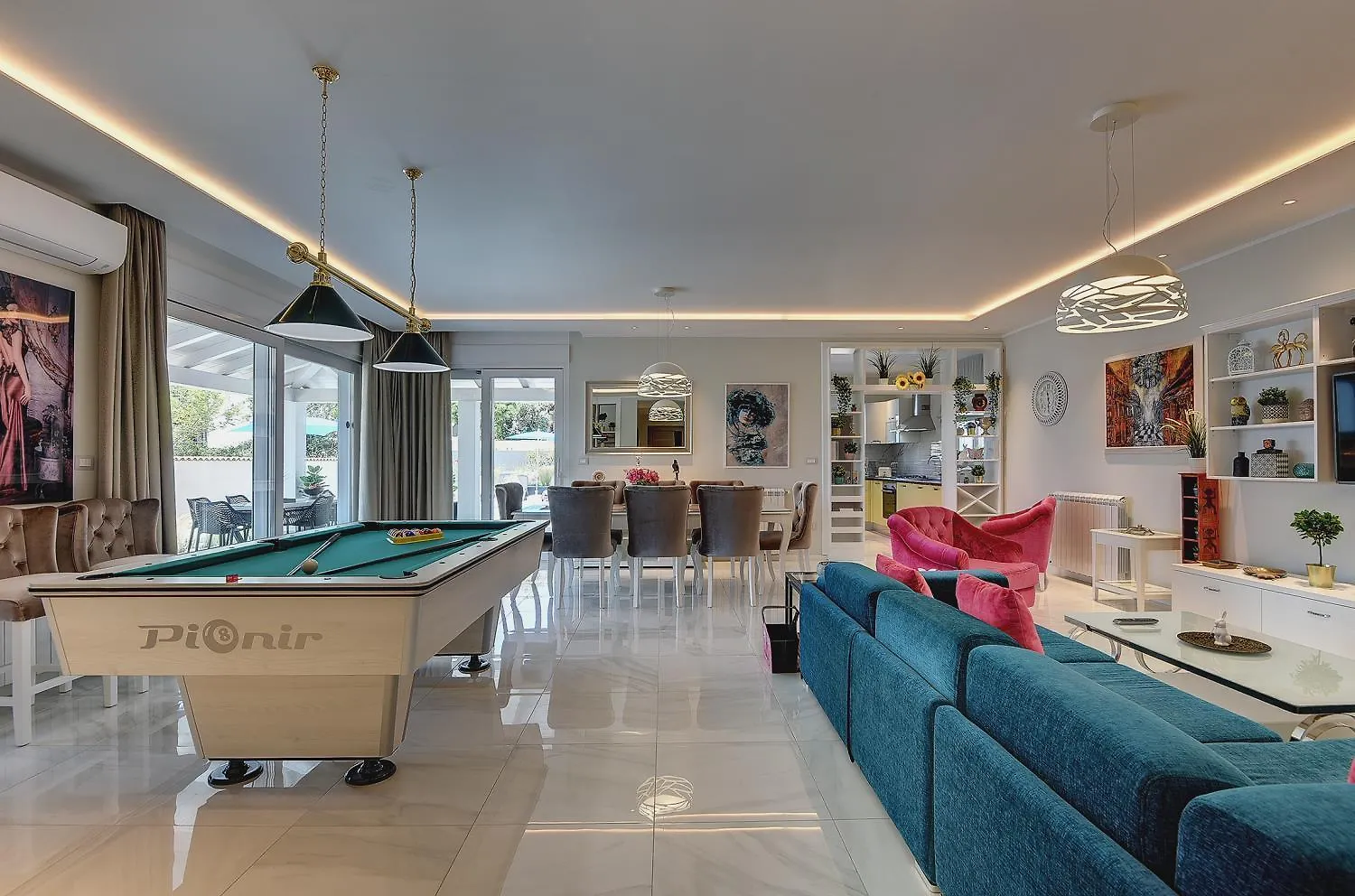 Holiday home Villa Mit Privatem Pool, Eigener Crossfit-Halle, Billard Premantura